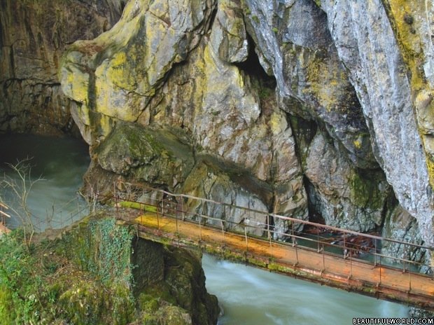 bridge-outside-skocjan-caves