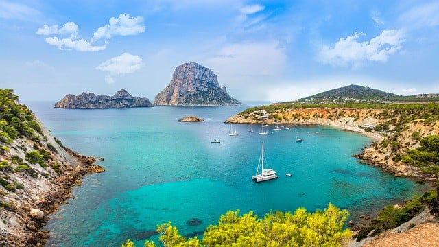 Top Destinations For Luxury Private Jet Travel: From the Maldives to Saint-Tropez
