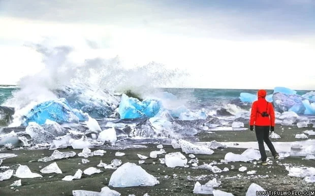 Visitors to Jokulsarlon